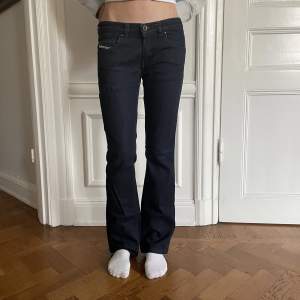Diesel jeans i nyskick. Low waist flare. Budgivning vid flera intressen. Midjemått:80cm  Innerbenslängd:78cm