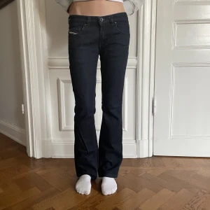 Diesel jeans - Diesel jeans i nyskick. Low waist flare. Budgivning vid flera intressen. Midjemått:80cm  Innerbenslängd:78cm
