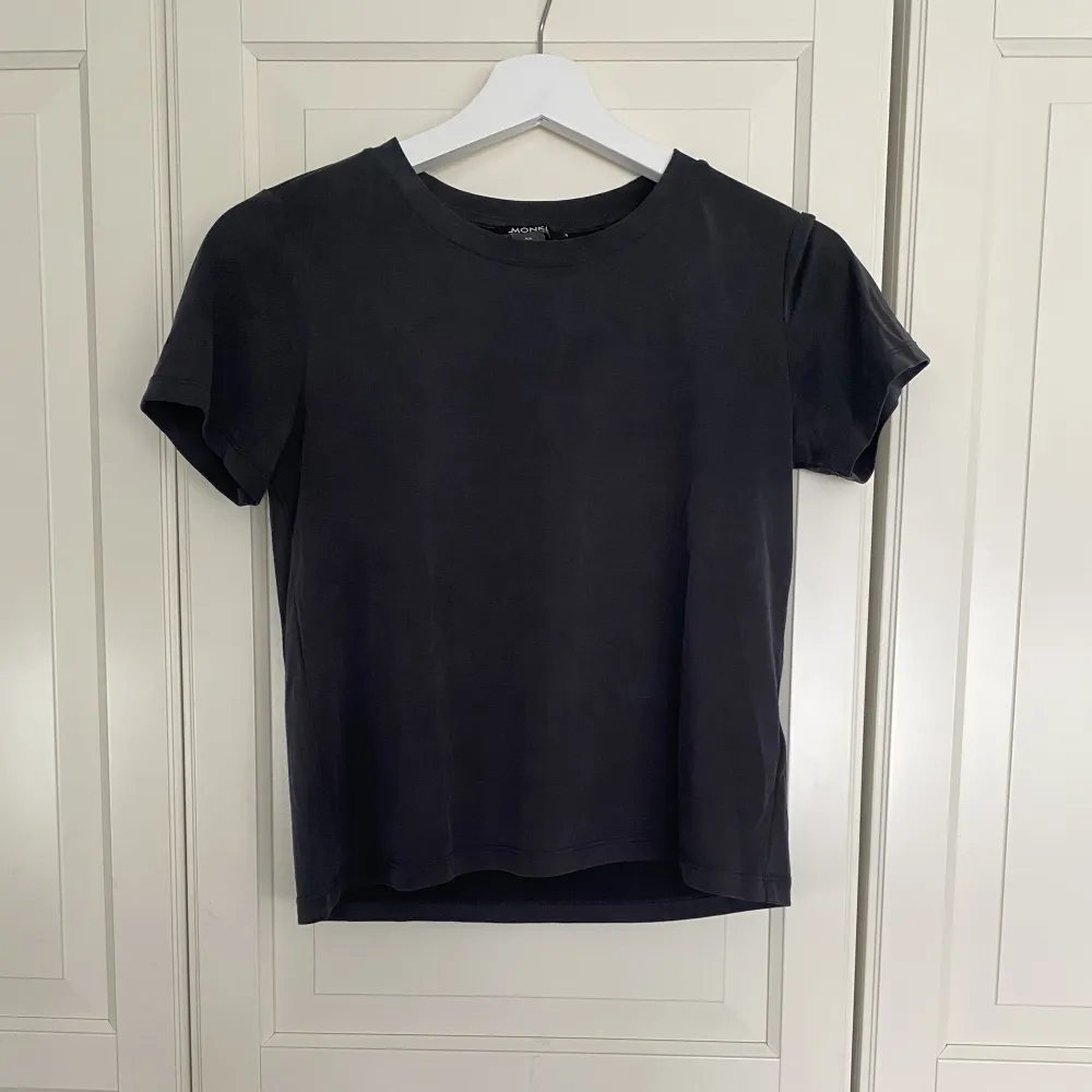 En vanlig basic T-shirt som är lite svart grå i färgen och i väldigt skönt material!. T-shirts.