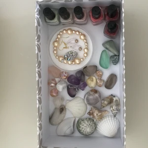 ”Mystery box” - Säljer mystery boxes. Innehåller sånt med värde på 100 kr. Bild 1 är ex på sådant som är med . Vid köp kommer jag kontakta och fråga om vilka färger osv man gillar så den passar köparen. Innehåller 7-12 saker💎🌸🐚💍