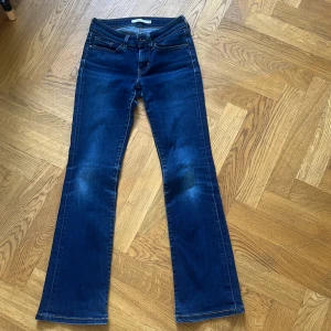 levis jeans - Säljer mina snygga  levis jeans. Säljer pga för korta. Original priset var 800-900 kommer inte riktigt ihåg.