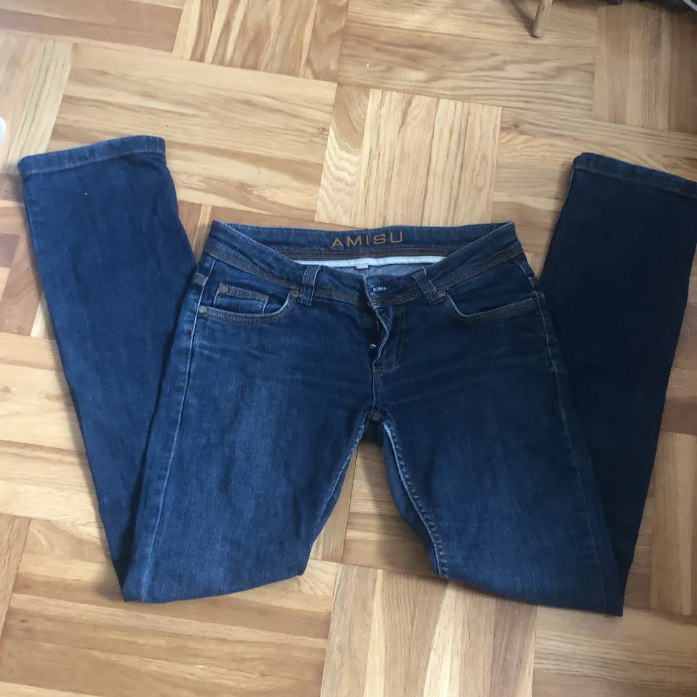  jag säljer de här jätte jättefina väldigt låg midja det är jeans jag är 160 och de är inte för mig korta för mig . Jeans & Byxor.