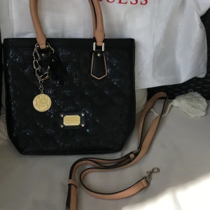 Guess handväska  - Svart handväska, ej använd