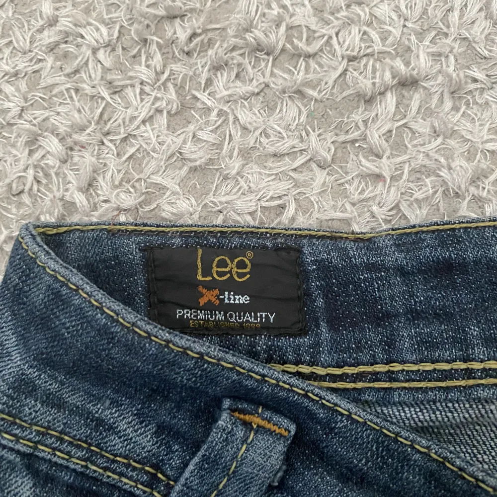 Supersnygga lågmidjade Lee jeans. Säljer pga att de tyvärr är för små för mig i midjan. Jag har aldrig användt dem men de är köpta secondhand så det kan finnas tecken på användning. Midjemåttet är 34cm rakt över. Innerbenslängden är 80cm💕💕💕💕. Jeans & Byxor.