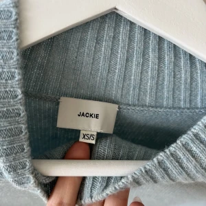 Ljusblå Kashmir tröja  - Super fin men kommer inte till användning ❤️köpt för 1800kr, stl xs/s men passar xs-M