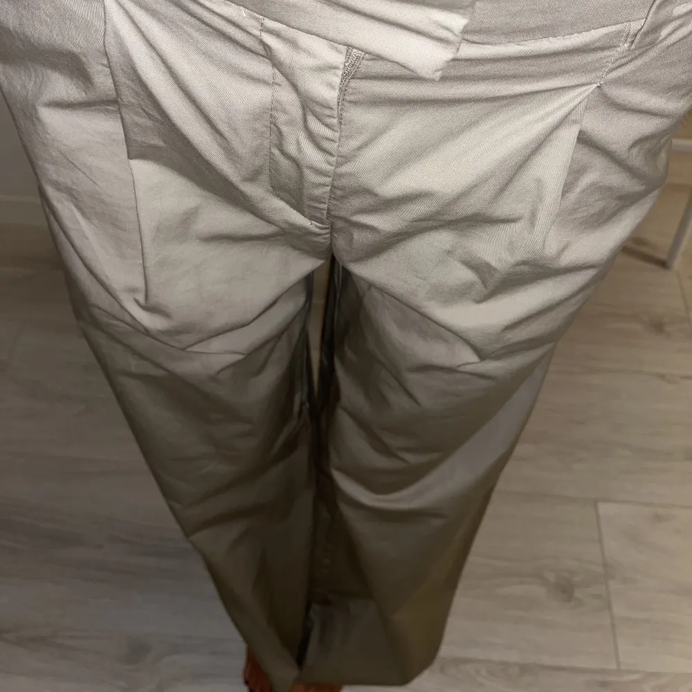 Säljer dessa fina beige kostymbyxorna i chinos material. Dem är använda fåtal gånger så mycket bra skick! Hör av er vid frågor eller fler bilder ❤️‍🔥🫶🏻. Jeans & Byxor.