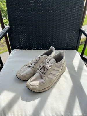 Adidas skor - Ett par adidas skor som är använda men bra skick Storlek 43 1/3