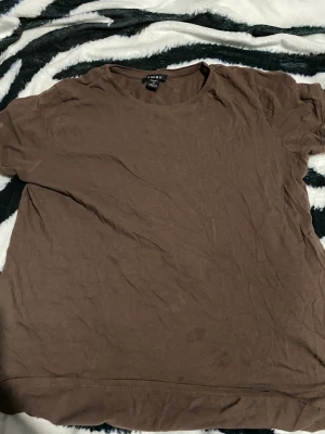 Brun t-shirt - Jättesnygg brun t-shirt, finns några fläckar men annars är den jättefin 