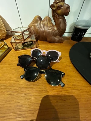 Solglasögon. 150kr totalt. Glasögon som Ray Ban (se de svarta glasögonen som ligger först) - Finns o köpa om du bara vill ha ett par för billigare pris men ser helst att du köper alla