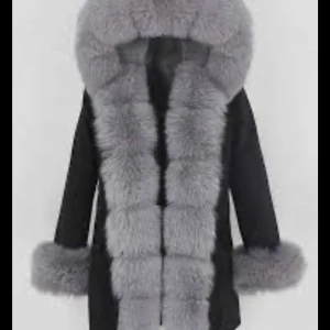 Parka naya jacka  - Säljer min Parka jacka, skicket är väldigt bra. Inte mycket använd.  Nypris är 3.300kr🥰  Billigare vid Snap affär.  Den är väldigt varm och gosig. Nästan för varm Hahah Pälsen är äkta 