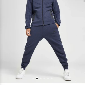 Nike tech fleece - Dessa byxor har ja använt ungeöfr 2 gånger, dom är jätte sköna och jag älskar dom men tyvärr inte komit till användning och dem ba ligger i min gaderob. Dom är som nya, och dem är mer mörkblå än på bilden, kan skicka fler bilder!!😋