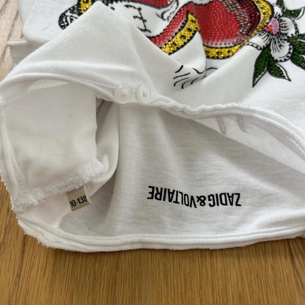 Sååå fin Zadig & Voltaire t shirt med tryck. Köpt från Zalando för ca 800-900kr, helt ny och finns ingenting som tyder på användning. Verkligen superfin och använd några enstaka gånger.🥰. T-shirts.