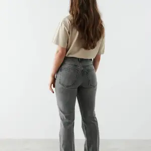 Supersnygga jeans från Gina tricot! Säljer för att ja inte använder dem längre💗 Storlek 32 och i bra skick då ja bara använt dem några gånger. Skriv till mig vid frågor eller intresse💕