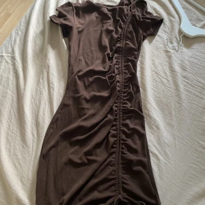 Klänning  - Jätte fin kläning som jag haft på mig Max två gånger, lätt material och färgen är super snygg! 🥰