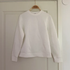 Sweatshirt  - Jättemjuk och len vit sweatshirt i viskosblandning köpt utomlands på mango