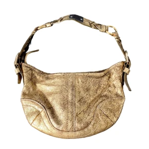 Vintage guldig minibag/axelväska💛 - Pris kan diskuteras vid snabbt köp. Superfin och i bra skick. Hör av er ifall ni är intresserade💕😊köpt vintage i Frankrike.