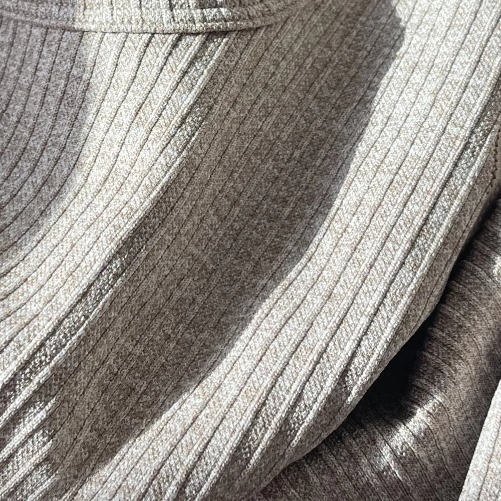 Ribbad tränings tröja i beige från Aimn. Har en större urringning som formar brösten bättre. Passar även S då den är relativt tajt. . Toppar.