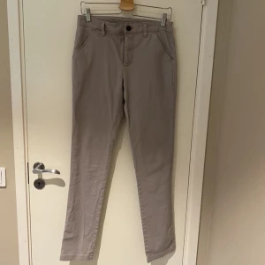 Byxor - Säljer ett par gråa byxor men jätte fina fickor på rumpan, sitter jättefint men är tyvärr för små för mig nu!