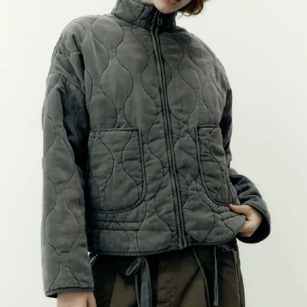 Säljer denna jacka från Zara i xs!💕. Jackor.
