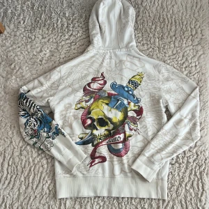 Hoodie - Ascool Ed Hardy liknande hoodie i vit/beige färg med många detaljer!💗Inga defekter alls och sitter perfekt oversized på mig som är S