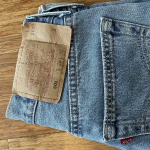 Vintage 501 Levi’s - Klassiska 501or från Irland! Som tyvärr inte passar mig. Storlek W26L32. Färgen är som på bilderna med trä underlaget :)