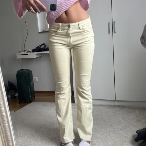 Gula jeans - Unika ljusgula jeans!! Är 175cm och dem passar mig perfekt!!