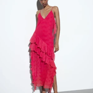 Ruffle dress - plisserad och lång klänning. Helt ny. Aldrig använt, prislapp på. Glömde lämna tillbaka. köptes för 600 säljer för 360. Storleken är S, plaggets minsta storlek, så den funkar för xs/s.