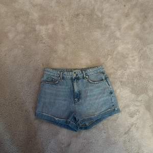 Blåa jeans shorts från Gina Tricot i storlek 36
