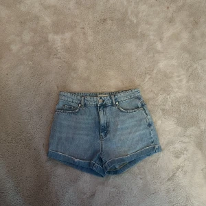Jeans shorts  - Blåa jeans shorts från Gina Tricot i storlek 36