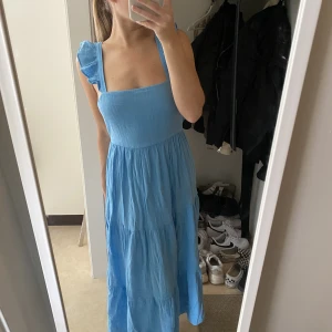 Sommarklänning - Superfin klänning från new look, med öppen rygg. storlek 38! Använd 1 gång, 190kr