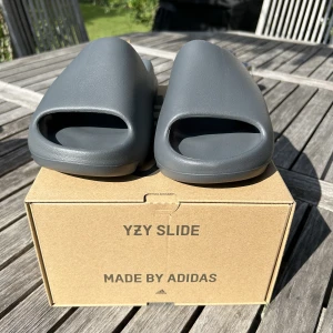 Yeezy slide slate grey - Säljer yeezy slide slate grey, kvitto finns 