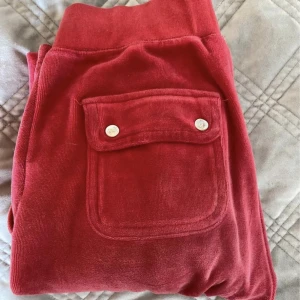 Juicy couture byxor - Säljer ett par röda juicy byxor i xs. De är i fint skick nypris 1200kr säljer för 550❤️