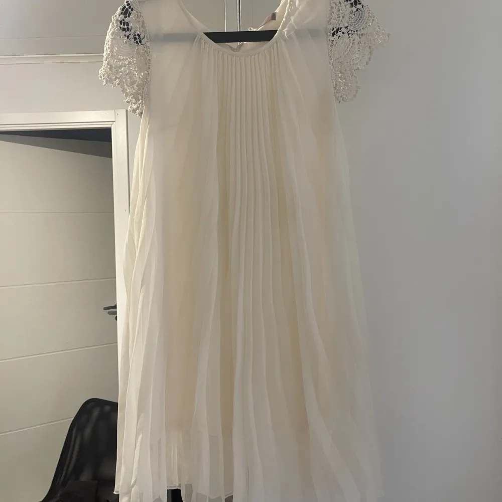Säljer denna superfina klänning i storlek xs. Den är köpt på sellpy och är i bra skick. 💞. Klänningar.