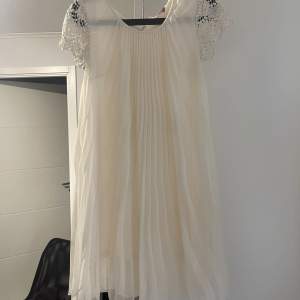 Säljer denna superfina klänning i storlek xs. Den är köpt på sellpy och är i bra skick. 💞