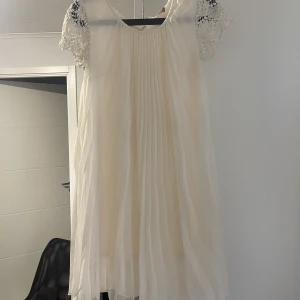 Klänning - Säljer denna superfina klänning i storlek xs. Den är köpt på sellpy och är i bra skick. 💞