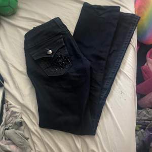 Säljer true religion jeans i mörkblå för jag använder dom inte längre. Dom är i modellen Billy så dom är raka/lite bootcut. Passar mig som har xs i byxor. Köpta på Vinted för ett tag sen skickar fler bilder vid intresse, byten kan vara intressant:)