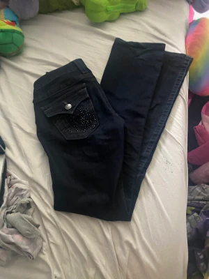 mörkblå true religion jeans - Säljer true religion jeans i mörkblå för jag använder dom inte längre. Dom är i modellen Billy så dom är raka/lite bootcut. Passar mig som har xs i byxor. Köpta på Vinted för ett tag sen skickar fler bilder vid intresse, byten kan vara intressant:)
