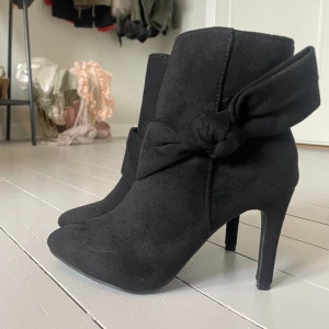 Svarta stövletter med Knut  - Säljer dessa supersnygga stövletter med en liten Knut p sidan. Säljer pga för små. Står att det är storlek 36 men skulle nog säga att det är en storlek 37. 