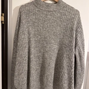 Mysig stickad tröja - Lite oversized stickad tröja från H&M. Så mysig men använder den ej och har använt den några enstaka gånger💕
