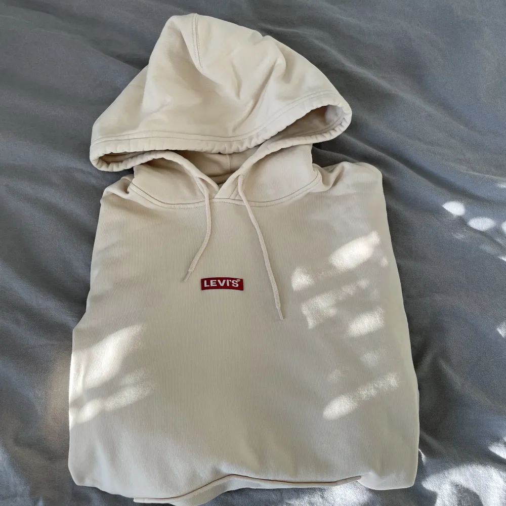Helt oanvända Levi’s hoodie, storlek S. Köpt för 600kr men säljer nu för 300kr . Hoodies.