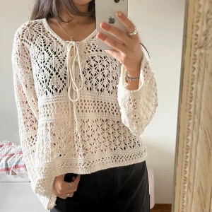 Virkad tröja - Beige virkad tröja från pull&bear. Jag har använt den en gång och säljer pga den inte kommer till användning :)