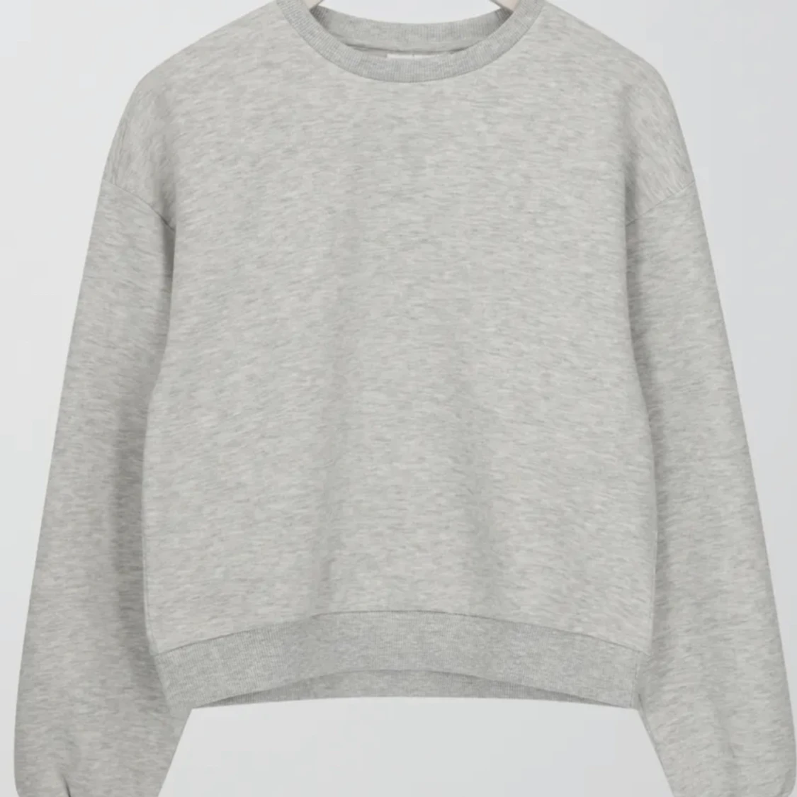 snygg ljusgrå suertshirt