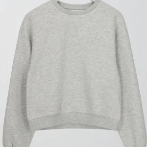 snygg ljusgrå suertshirt - säljer denna oanvända för att fen aldrig kom till använding, käpr föf 200 säljer för 129❤️