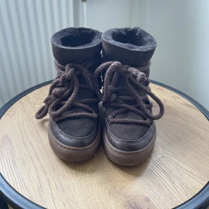 Inuikii skor - Andvända ungefär 3 månader förra våren. De kostade 3000kr nypris. Jätte sköna❤️