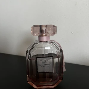 Bombshell - Vs bombshell parfym🪽🪽ca 70ml kvar av den!