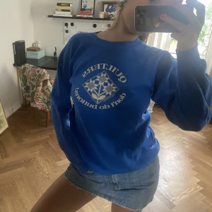 Sjukt snygg collagetröja💙🫶 - Sjukt snygg collagetröja💙🫶perfekt till hösten och vintern, passar till allt verkligen:)!!!💖 Underbar färg😍 perfekt skick!!