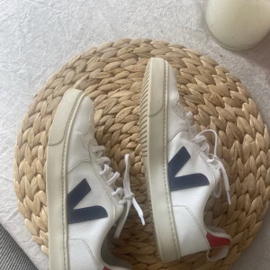 Veja sneakers - Veja skor i storlek 36. Använda men i gott skick 