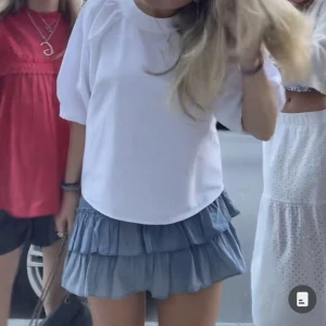 Såå snygg kjol från Zara😍 - Så fin blå volangkjol från Zara😻 Storlek XS men har resår så passar större storlekar också💗