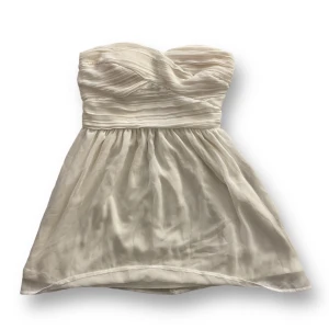 Vintage vit klänning - Jättesöt vintage klänning, mini-modellen. Är perfekt längd på mig som är 171, (går precis nedanför rumpan)