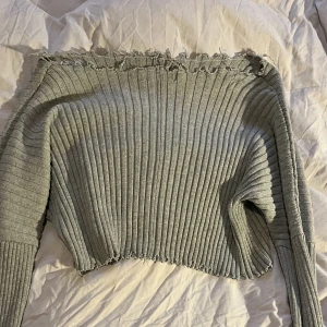 Grå stickad magtröja - Fett mysig tröja som är nästan helt oanvänd. 